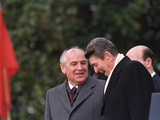 US President Ronald Reagan  Right  Talks with Soviet Leader Mikhail Gorbachev
