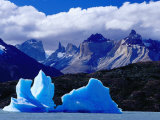 Icebergs in Lake Grey and Mountains of the Macizo Paine Massif  Patagonia  Chile