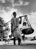 Muslim Man carrying his son and hookah in Convoy to West Punjab to Escape Anti Muslim Sikhs