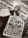 Newsgirl Peddling Jurnalul with Lead Proclaiming a Russian German Alliance