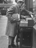 Paul Newman Shopping with His Wife  Joanne Woodward