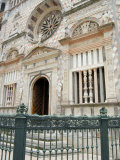 Entrance to Duomo  Bergamo  Italy