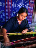 Weaver from Sukara  Lombok  West Nusa Tenggara  Indonesia
