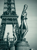 Eiffel Tower and Palais de Chaillot Statues  Paris  France