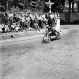 EB Crooks Rounding Govenors Bridge in the Senior Clubmans