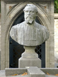 Bust in Montparnasse Cemetery  Paris  France