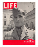 American Marine Ace Pilot Captain Joe Foss Wearing his Medal of Honor  June 7  1943