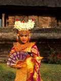 Bride in Traditional Dress in Ulur Danu Temple  Lake Bratan  Bali  Indonesia