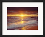 Sunset Cliffs Beach on the Pacific Ocean at Sunset  San Diego  California  USA