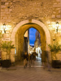 Piazza Ix Aprile  Gateway Through Torre Dell Orologio  Taormina  Sicily  Italy