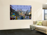 People Walking  Khreshchatyk Street  Kiev  Ukraine