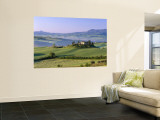 Val d'Orcia  Countryside View  Farmhouse and Green Grass and Hills  Tuscany  Italy