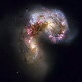 Trailing streamers of gas and stars  the Antennae galaxies collide