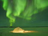 Igloo under Northern Lights  Northwest Territories  Canada March 2007