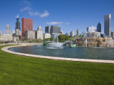 Buckingham Fountain in Grant Park with Sears Tower and South Loop Skyline  Chicago  Illinois  USA