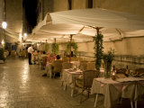 Outdoor cafe in cobblestone alley  Dubrovnik  Dalmatia  Croatia