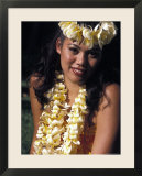 Traditional Hawaiian Dancer Poses in Wakiki Beach  Oahu  Hawaii