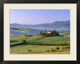 Val d'Orcia  Countryside View  Farmhouse and Green Grass and Hills  Tuscany  Italy