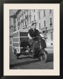 Little "Ape" Delivery Scooter Making Light Delivery