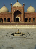 Completed by Mughal Emperor Aurangzeb  Badshahi Mosque Can Accommodate 60  000 Worshippers