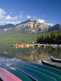 Pyramid Lake and Pyramid Mountain  Sunrise  Jasper National Park  Alberta  Canada