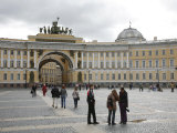 People at the Palace Square Dvortsovaya Polshchad  St Petersburg  Russia  Europe