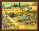 Bluhender Garten mit Pfad