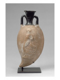 Amphorisque  vase plastique en forme d'amande Sur chaque face  en relief  femme dansant