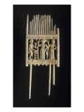 Peigne de toilette orné de trois personnages et d'inscriptions