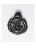 Amulettes à décor de lion  scarabée  tortue ou animaux affrontés