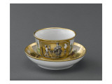 Tasse et soucoupe à chocolat : paysage polychrome et scène en grisaille