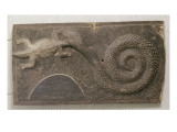 Porte au serpent lové happant la tête d'un crocodile