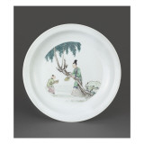 Plat à décor de personnages