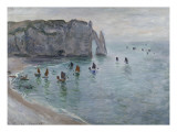 Etretat  la porte d'Aval : bateau de pêche sortant du port