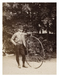 Edouard Eiffel  tenant un bicycle