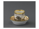 Tasse et soucoupe à chocolat : fond beige et décor de paysage lacustre en grisaille