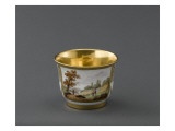 Tasse à chocolat : paysage polychrome et rehauts d'or