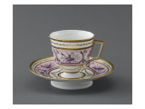 Tasse et soucoupe à chocolat : bande rose décorée  de trophées polychrome