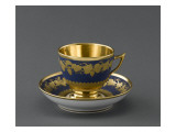 Tasse et soucoupe à chocolat : fond bleu mat et guirlande de pampres dorés