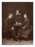 Edouard et Valentine Eiffel assis  jouant aux dames sous les yeux d'Albert Eiffel  debout