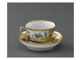 Tasse et soucoupe à chocolat : paysage polychrome et scène en grisaille