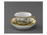 Tasse et soucoupe à chocolat : paysage polychrome et scène en grisaille