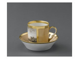 Tasse et soucoupe à chocolat : fond beige et décor de paysage lacustre en grisaille