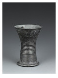 Gobelet à parois concaves et décor cannelé et gravé