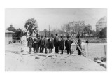 Groupe d'hommes coiffés de hauts de forme sur le chantier des fondations de la Tour