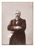 Gustave Eiffel debout tenant un crayon et un rouleau de papier