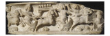 Fragment de sarcophage: course de chars conduits par des amours