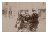 Fonds René de Knyff : à Salon de Provence  M Prade et M Gleize sur tricycle à pétrole  1900