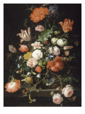 Fleurs dans une carafe de cristal placé sur un piédestal en pierre avec une libellule