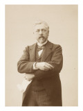 Gustave Eiffel debout tenant un crayon et un rouleau de papier
